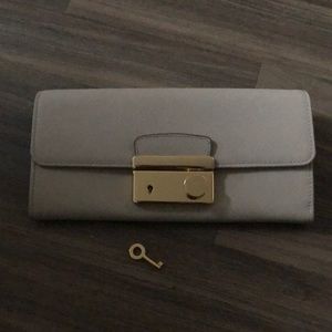 Prada Wallet (100% Authentic)